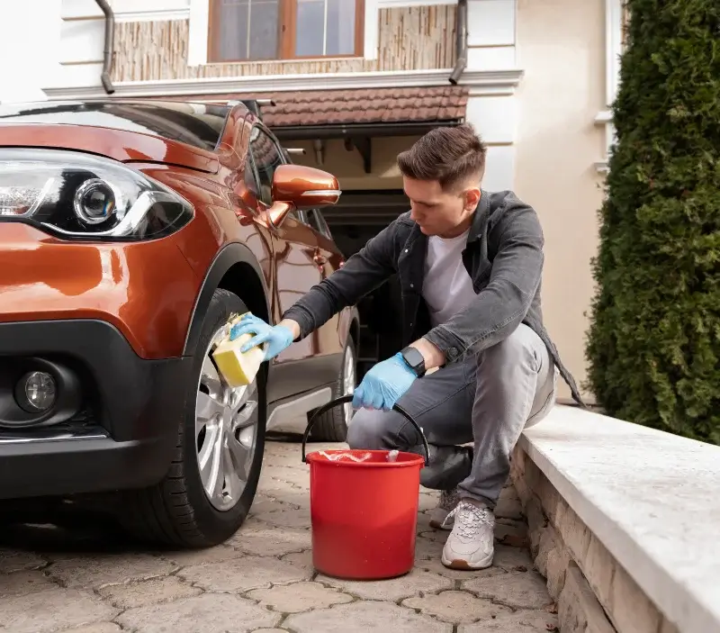 Lavage auto à domicile Lavault-Sainte-Anne : professionnel intervenant sur un véhicule